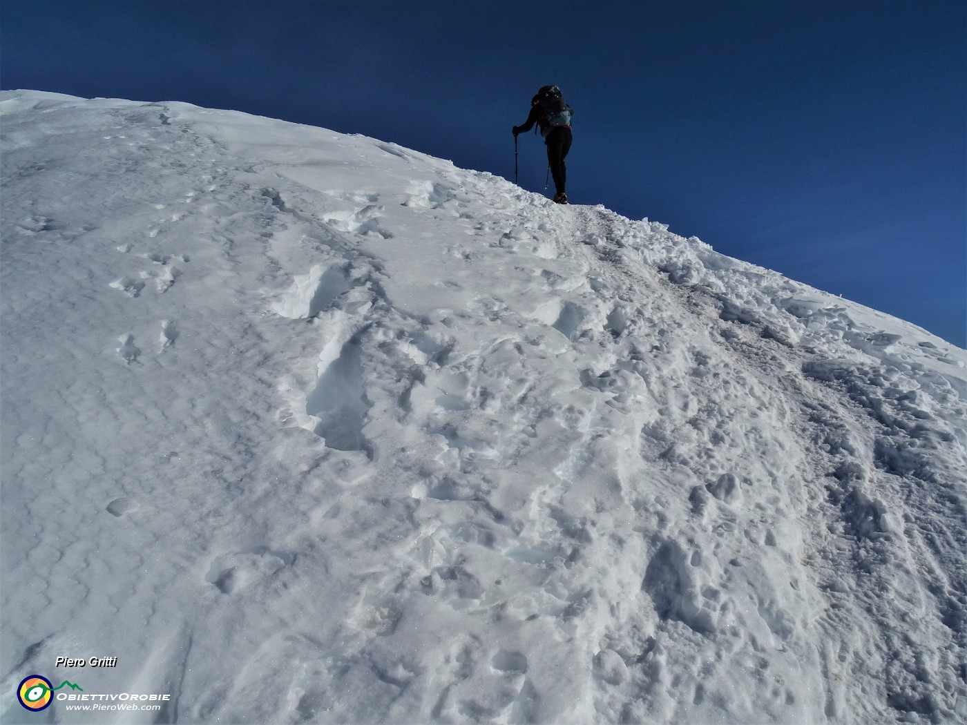 29 Calzati i ramponi, siamo pronti a percorrere con attenzione l'affilata cresta ben innevata  per Cima Grem.JPG